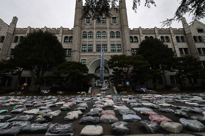 지난 14일 서울 성북구 동덕여대 교정에 학교 측의 남녀공학 전환 논의를 규탄하며 학생들이 벗어둔 점퍼가 놓여 있다.  성동훈 기자
