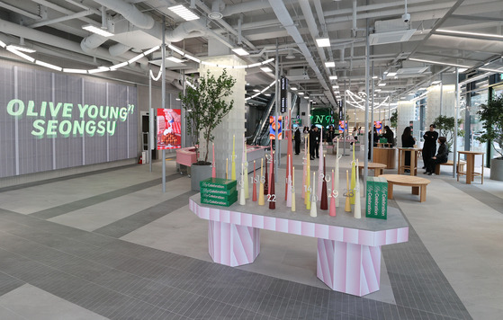 Olive Young N Seongsu in Seongsu-dong, eastern Seoul, will open its doors to the public on Friday. The branch is cosmetics retailer Olive Young's biggest in size and offers services and brands that are exclusive to the store. [YONHAP]