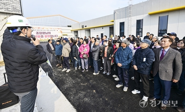 21일 오전 화성시 서신면 에코팜랜드에서 열린 '수원화성오산축산업협동조합 가축분뇨공공처리시설 현장 방문 및 설명회'에서 장주익 수원화성오산축산업협동조합장과 조합원들이 에코팜랜드 내 시설에 대한 관계자의 설명과 함께 현장을 관람하고 있다. 홍기웅기자