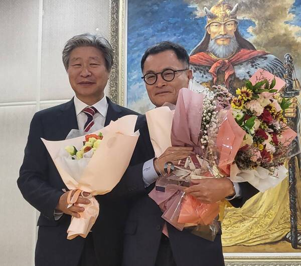 2024 경기도검도회 유공자 시상식서 김제휴 수석부회장이 검도 발전을 위해 헌신한 김두현 경기도검도회장(오른쪽)에게 특별감사패를 전달한 뒤 기념촬영을 하고 있다. 황선학기자