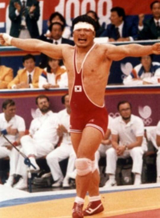 1988년 서울올림픽 레슬링 자유형 82kg급(미들급)에서 '붕대 투혼'을 발휘하며 금메달을 획득한 한명우.