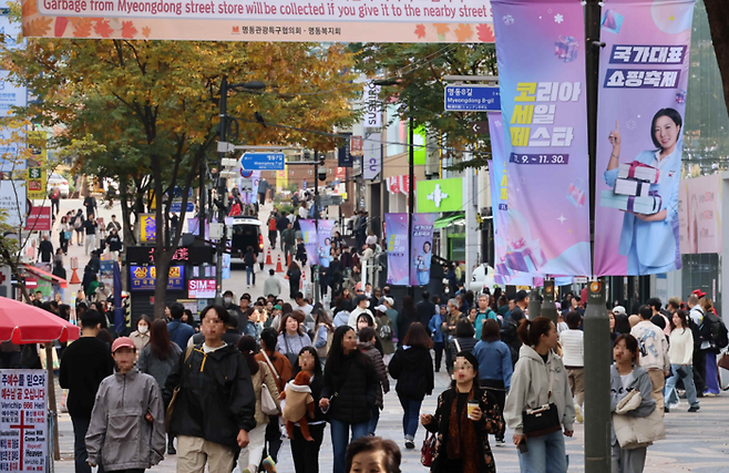 서울 명동 거리가 시민들과 관광객들로 붐비고 있다. [사진 = 연합뉴스]