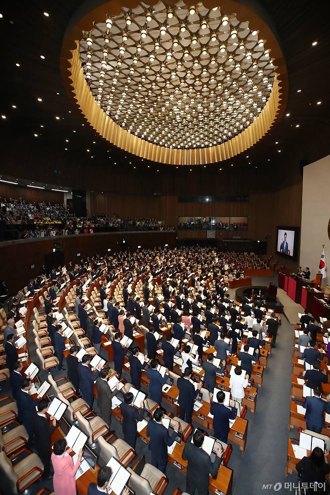 (서울=뉴스1) 이광호 기자 = 제22대 국회의원들이 2일 오후 서울 여의도 국회 본회의장에서 열린 국회 개원식 겸 제418회 국회(정기회) 개회식에서 선서를 하고 있다. 2024.9.2/뉴스1  Copyright (C) 뉴스1. All rights reserved. 무단 전재 및 재배포,  AI학습 이용 금지. /사진=(서울=뉴스1) 이광호 기자