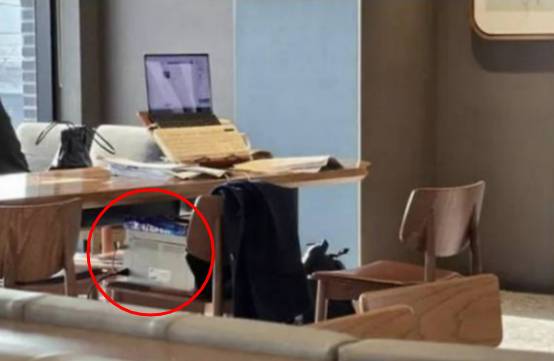 스타벅스 매장에서 한 이용자가 프린터기까지 들고와 논란이 되고 있다. /사진=온라인커뮤니티 캡처
