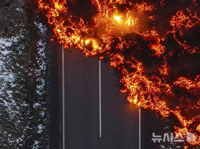 [레이캬네스=AP/뉴시스] 21일(현지시각) 아이슬란드 레이캬네스 반도에서 폭발한 화산의 용암이 블루라군 온천으로 향하고 있다. 2024.11.22.