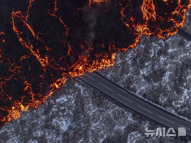 [레이캬네스=AP/뉴시스] 21일(현지시각) 아이슬란드 레이캬네스 반도에서 폭발한 화산의 용암이 블루라군 온천으로 향하고 있다. 2024.11.22.