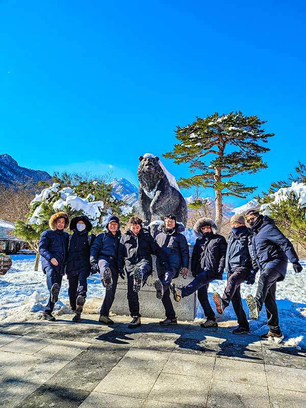 곰 동상 앞에서 찍은 인증샷. 어떤 일이 일어날지 모르고 희희낙락한 여덟 친구다.