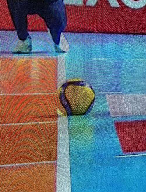 흥국생명 정윤주의 오픈 공격이 정관장 블로킹에 맞고 흥국생명 코트에 떨어지는 장면. 선심의 판정은 아웃이었으나 비디오 판독 결과 인으로 번복됐다.&nbsp;