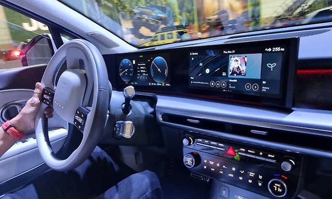 ‘2024 LA 오토쇼’의 현대차 실내 트랙에서 아이오닉9으로 주행을 시작하는 모습. 백소용 기자