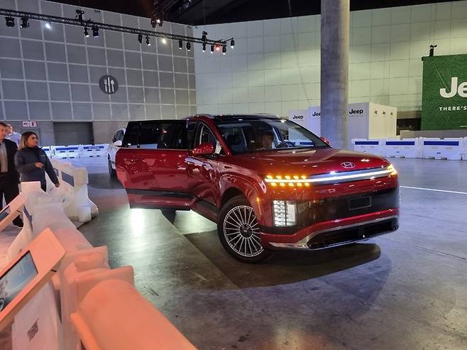 ‘2024 LA 오토쇼’의 현대차 실내 트랙에서 아이오닉9이 대기하고 있는 모습. 백소용 기자