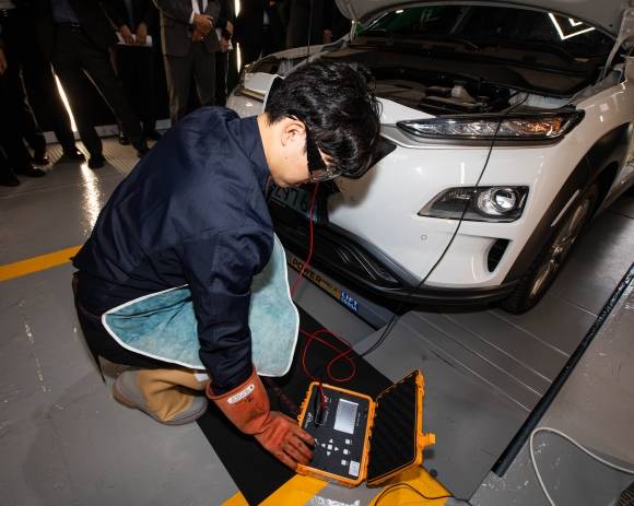 지난 5일 서울 마포구 성산자동차검사소에서 열린 ‘친환경차 특화 검사 진로 시연회’에서 한국교통안전공단 직원이 전기차 안전성 검사를 하고 있다. 한국교통안전공단 제공