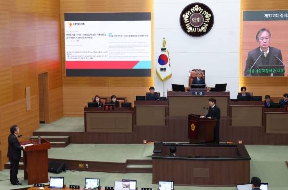 지난 19일 서울시의회 제327회 정례회 본회의 시정질문에서 서울시립교향악단 정재왈 서울시향 대표이사에게 질의하는 문성호 의원