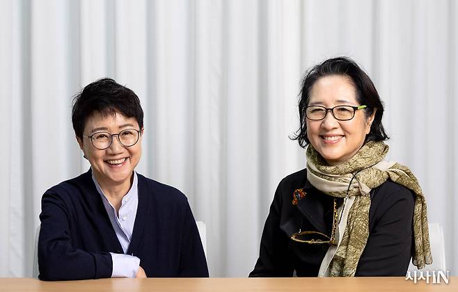 11월6일 윤난지 이화여대 명예교수(왼쪽)와 김홍희 백남준문화재단 이사장이 <시사IN> 편집국에서 만났다. ⓒ시사IN 박미소
