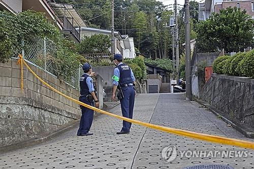 살인 사건 발생한 일본 요코하마 주택가 (요코하마 교도=연합뉴스) 일본 수도권에서 잇따라 강도 사건이 발생하는 가운데 가나가와현 요코하마시 주택가에서 지난달 17일 경찰이 통행을 제한하고 있다. 이 주택가의 한 주택에서는 전날 70대 남성이 숨진 채 발견됐다. 2024.10.17 photo@yna.co.kr