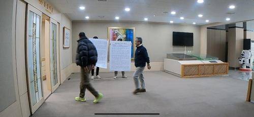 직무정지 중 진천선수촌 찾은 이기흥 회장(중앙)과 시위 벌이는 체육회 노조원 [대한체육회 제공. 재판매 및 DB 금지]