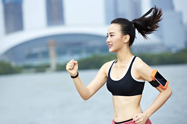 10,000보라는 목표가 필수적인 것은 아니다. 2021년 발표된 한 연구는 평균 7,000보를 걷는 사람들이 50~70% 낮은 조기 사망률을 보였다고 밝혔다. [사진=게티이미지뱅크]