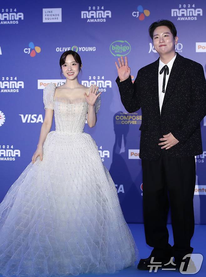 사진 MC 이혜성과 한해(오른쪽)가 22일 일본 오사카 쿄세라 돔에서 열린 '2024 마마 어워즈'(MAMA AWARDS) 레드카펫 행사에 참석해 포즈를 취하고 있다. ⓒ News1 권현진 기자