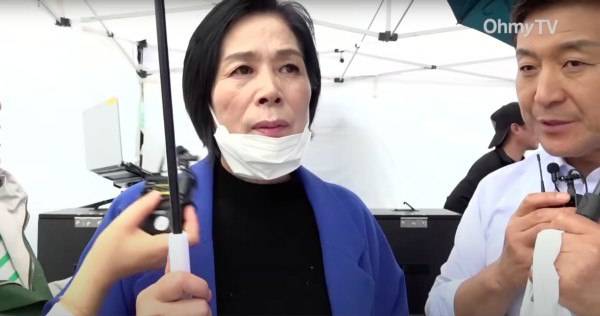 최민희 의원이 지난 16일 '김건희 윤석열 국정농단 규탄·특검 촉구 제3차 국민 행동의 날' 집회 현장에서 '오마이TV'와 인터뷰를 하는 모습. /오마이TV 유튜브 갈무리