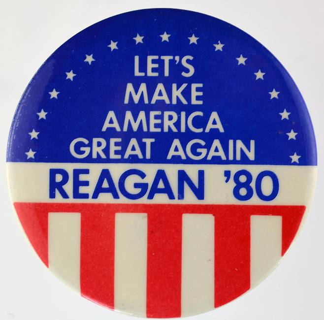 1980년 미국 대통령 선거에 공화당 대표로 출마한 레이건이 내건 구호는 “Let’s Make America Great Again.” 2016년 트럼프는 이 구호를 차용해서 MAGA 운동을 펼쳤다. /위키커먼스