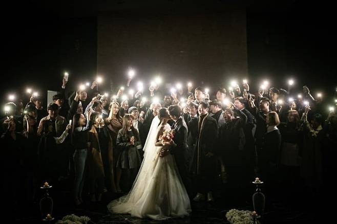 요즘 유행하는 웨딩 단체 사진. 신부만 돋보이게 하기 위해 다른 하객들은 전부 어두운 옷을 입는 추세다. 일명 '바둑알 콘셉트' 스냅. /인터넷 커뮤니티