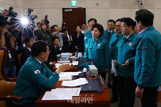 국민의힘 의원들이 국회 행정안전위원회 전체회의에서 신정훈 국회 행정안전위원장에게 항의하고 있다(자료사진). ⓒ데일리안 홍금표 기자