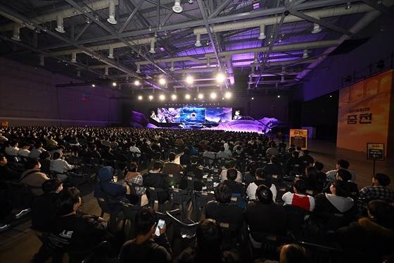 늦은 시간까지 ‘던전앤파이터 페스티벌’ 1부 쇼케이스 현장을 지킨 팬들[제공=넥슨]