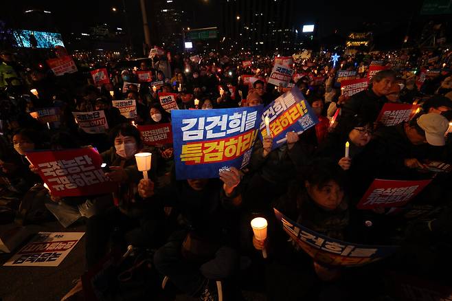 ‘김건희 채상병 특검 추진, 국정농단 규명! 윤석열을 거부한다 2차 시민행진’ 집회에서 참석자들이 명동역을 향해 행진하며 구호를 외치고 있다. 김태형 기자