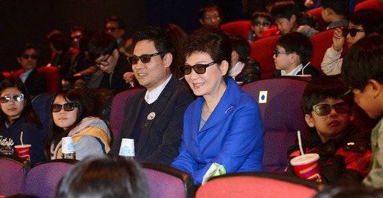 2014년 1월 29일 박근혜 대통령이 서울 대한극장에서 아동·청소년 160여 명과 함께 3D(3차원) 안경을 쓰고 애니메이션 '넛잡'을 관람했다. 이날은 박 대통령이 지정한 첫 번째 '문화가 있는 날'이었다. 사진 청와대사진기자단