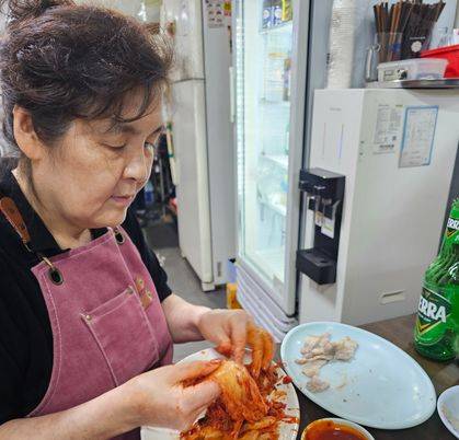 ‘안주나라’에선 주인장이 직접 잘 숙성시킨 묵은지에 적당히 삭힌 홍어회, 야들야들하게 삶은 돼지 수육을 돌돌 싸준다. [사진 이승훈]