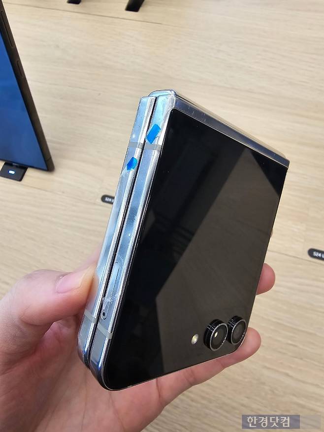 A씨가 무상으로 수리받은 갤럭시Z플립5, 수리 후 보호 스티커가 부착돼 있다./사진=유지희 기자