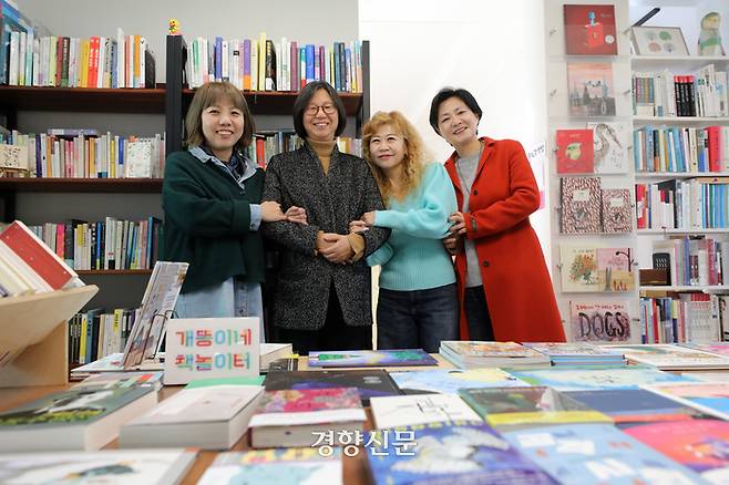 서울 도심 속 마을공동체 ‘성미산마을’의 마을활동가 박수경씨, 이경란씨, 홍정희씨, 조승연씨(왼쪽부터)가 지난 11월 18일 서울 마포구 성산동 동네책방 개똥이네 책놀이터에서 주간경향과 인터뷰를 했다. 김창길 기자
