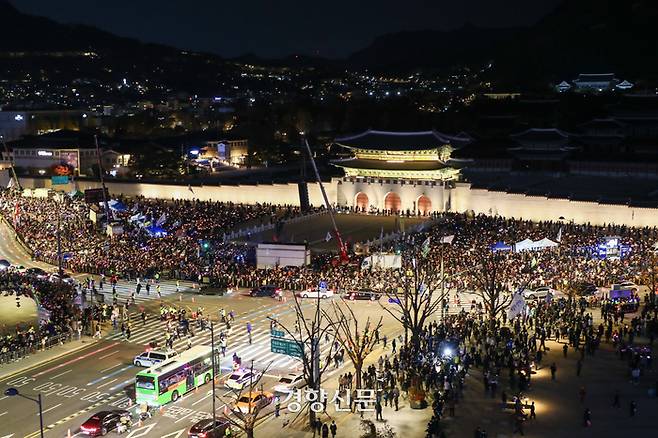 23일 서울 광화문 광장에서 더불어민주당이 주최한 ‘김건희·윤석열 국정농단 규탄 및 특검 촉구’ 4차 장외집회와 ‘김건희-채상병 특검 추진! 국정농단 규명! 윤석열을 거부한다 2차 시민행진’이 잇따라 열리고 있다. 이준헌 기자