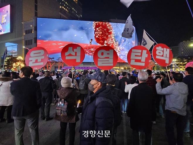 ‘거부권을 거부하는 전국비상행동’이 23일 주최한 윤석열 대통령 규탄 집회에 참가한 시민들이 지하철 4호선 명동역까지 행진하고 있다. 김송이 기자