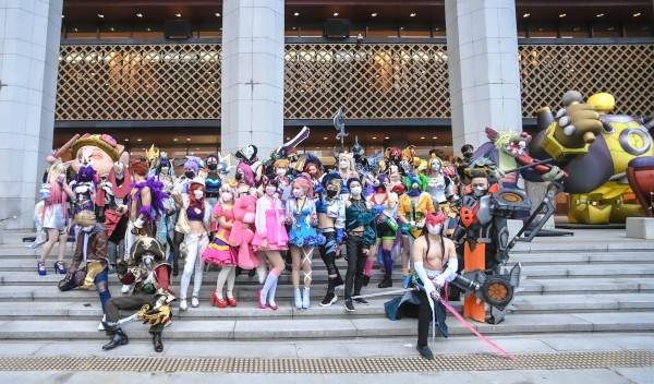 지난 2021년 서울 세종문화회관에서 열린 ‘리그오브레전드 라이브: 디 오케스트라’에서 일부 관객은 게임 속 캐릭터로 분장한 코스튬 플레이로 사람들의 시선을 끌었다. 세종문화회관 제공