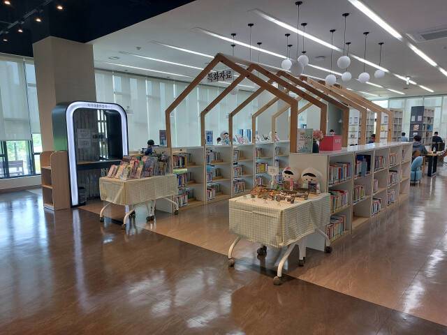 마산도서관의 특화 주제 '여행' 도서를 모아놓은 코너. 도서관 제공