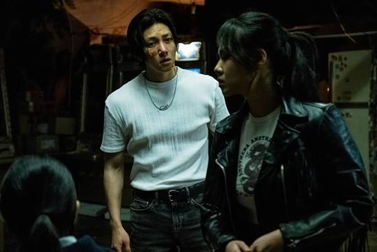 ‘강남 비-사이드’ 지창욱과 김형서는 유흥업소 브로커와 종업원 역할로 만나 호흡했다. 사진ㅣ월트디즈니컴퍼니 코리아