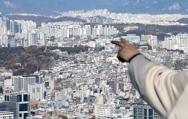 서울 중구 남산에서 바라본 서울 시내 주택과 아파트 단지의 모습. [연합]
