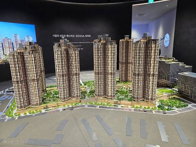 [서울=뉴시스] 홍세희 기자 = 22일 오전 서울 노원구 월계동 일대에서 개관한 서울원 아이파크 갤러리 내부에 마련된 모형도. 2024.11.22. hong1987@newsis.com *재판매 및 DB 금지