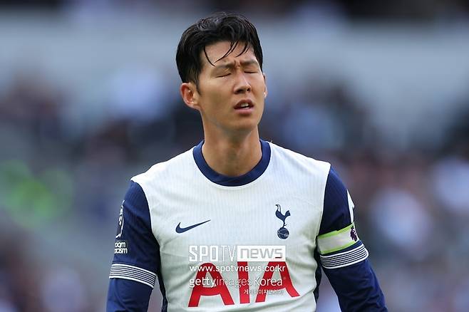 ▲ 당분간 손흥민 이적은 이뤄지지 않을 것이란 이야기가 나왔다. 독일 매체 '스카이 스포츠'에서 활동 중인 플로리안 플레텐베르크 기자는 23일(한국시간) 자신의 SNS(사회관계망서비스)를 통해 "손흥민은 다음 시즌에도 토트넘에서 뛸 거다. 토트넘은 이를 100% 확신한다"고 알렸다. 최근 계속해서 불거지고 있는 손흥민 이적설을 정면으로 반박한 것이다. 손흥민은 사우디아라비아, PSG(파리 생제르맹), 튀르키예 갈라타사라이 등 다양한 팀들의 관심을 받았다. 토트넘은 손흥민에게 1년 연장 팀 옵션을 발동할 전망이다. 당장 이적은 없더라도 내년 여름 토트넘은 또 다시 손흥민 재계약을 놓고 결정해야 한다.