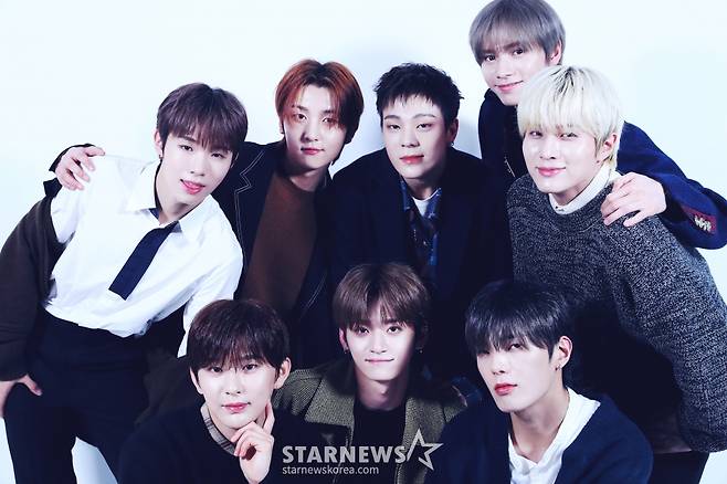 그룹 휘브(WHIB)가 데뷔 1주년을 맞아 서울 종로구 스타뉴스 사옥에서 진행된 인터뷰에 앞서 포즈를 취하고 있다.  휘브는 지난해 11월 8일 싱글 1집 '컷-아웃(Cut-Out)' 더블 타이틀곡 '뱅!(BANG!)'과 '디지(DIZZY)'를 통해 가요계에 데뷔했다. 이들은 1년 동안 '컷-아웃'부터 '이터널 유스: 킥 잇(ETERNAL YOUTH : KICK IT)', '러시 오브 조이(Rush of Joy)'까지 3개의 앨범을 발매하며 활발한 활동을 펼쳤다. /사진=김창현 chmt@