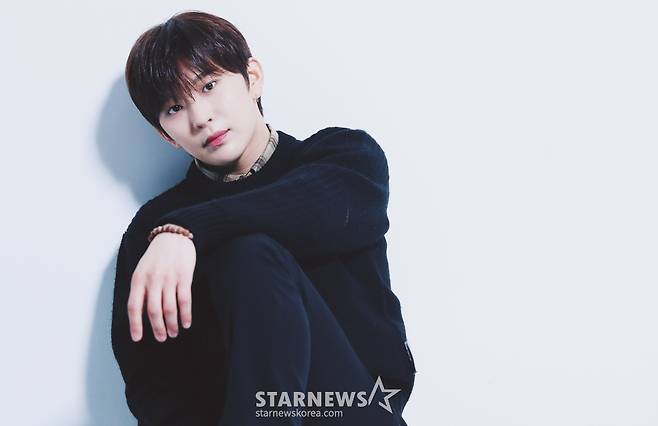 그룹 휘브(WHIB) 하승이 데뷔 1주년을 맞아 서울 종로구 스타뉴스 사옥에서 진행된 인터뷰에 앞서 포즈를 취하고 있다.  휘브는 지난해 11월 8일 싱글 1집 '컷-아웃(Cut-Out)' 더블 타이틀곡 '뱅!(BANG!)'과 '디지(DIZZY)'를 통해 가요계에 데뷔했다. 이들은 1년 동안 '컷-아웃'부터 '이터널 유스: 킥 잇(ETERNAL YOUTH : KICK IT)', '러시 오브 조이(Rush of Joy)'까지 3개의 앨범을 발매하며 활발한 활동을 펼쳤다. /사진=김창현 chmt@