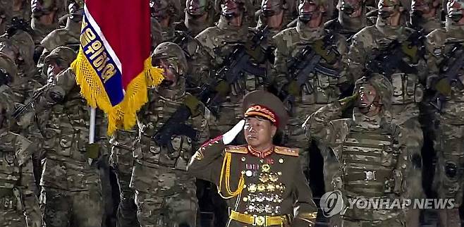 김영복 조선인민군 총참모부 부참모장 (서울=연합뉴스) 김정은 국무위원장의 측근으로 러시아에 파병된 북한군부대를 총괄하고 있는 것으로 알려진 김영복 조선인민군 총참모부 부참모장이 지난 노동당창건 75주년 기념 열병식(2020년 10월 10일)에서 인민군 특수작전군 사령관으로서 열병대오를 이끌고 있는 모습.[조선중앙TV 화면] 2024.10.27 
    [국내에서만 사용가능. 재배포 금지. For Use Only in the Republic of Korea. No Redistribution] nkphoto@yna.co.kr