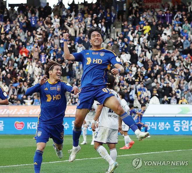 박주영 골 환호 (울산=연합뉴스) 김용태 기자 = 23일 울산 문수축구경기장에서 열린 프로축구 하나은행 K리그1 2024 울산 HD와 수원FC의 경기에서 울산 박주영이 팀의 네 번째 골을 넣고 환호하고 있다. 2024.11.23 yongtae@yna.co.kr