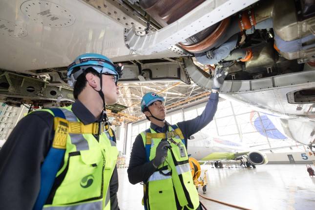 예지정비 도입으로 정비현장에서 정확하게 항공기 상태를 진단하는 모습./사진=대한항공