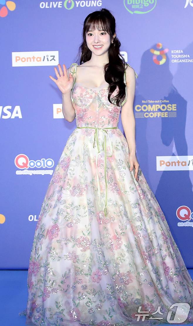 아나운서 출신 방송인 이혜성이 23일 일본 오사카 쿄세라 돔에서 열린 '2024 마마 어워즈'(MAMA AWARDS) 레드카펫 행사에 참석해 포즈를 취하고 있다. ⓒ News1 권현진 기자