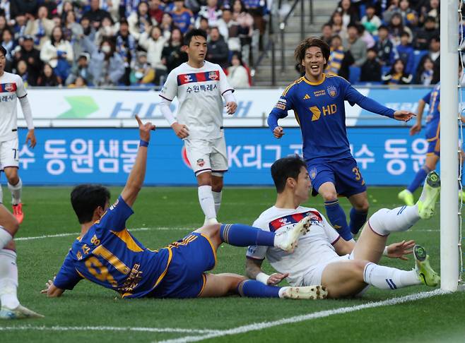 골 넣은 박주영

    (울산=연합뉴스) 김용태 기자 = 23일 울산 문수축구경기장에서 열린 프로축구 하나은행 K리그1 2024 울산 HD와 수원FC의 경기에서 울산 박주영이 팀의 네 번째 골을 넣고 있다. 2024.11.23