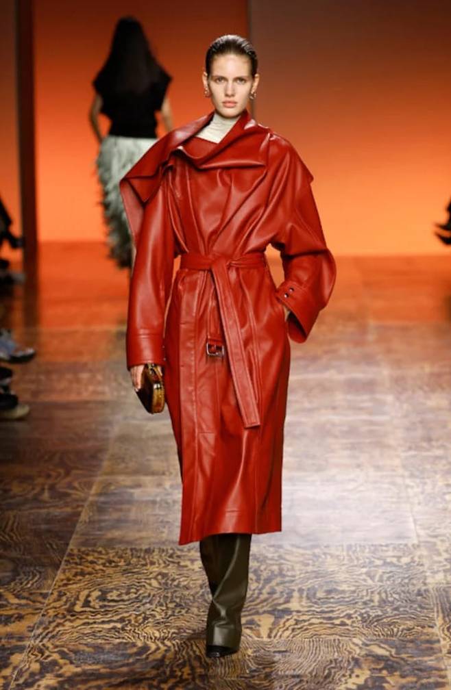 우아한 가죽 롱 스카프 코트. 보테가 베네타.