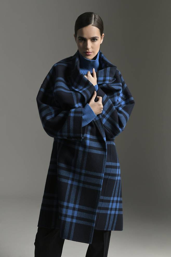네이비& 로열 블루의 체크 패턴 코트. 엔오또.