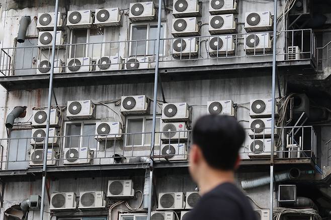 서울의 한 건물 외벽에 설치된 에어컨 실외기가 빠르게 돌아가고 있다. 에어컨 냉매는 지구온난화의 주범으로 꼽힌다./뉴스1