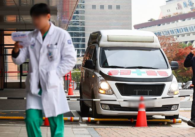 지난 20일 오후 서울 시내 한 대형병원에서 의료관계자가 응급실 앞을 지나고 있다. /연합뉴스